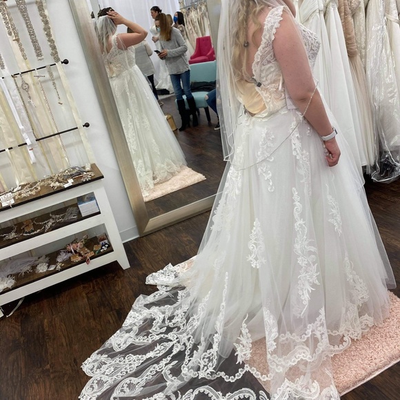 Wedding Dress - Picture 6 of 7